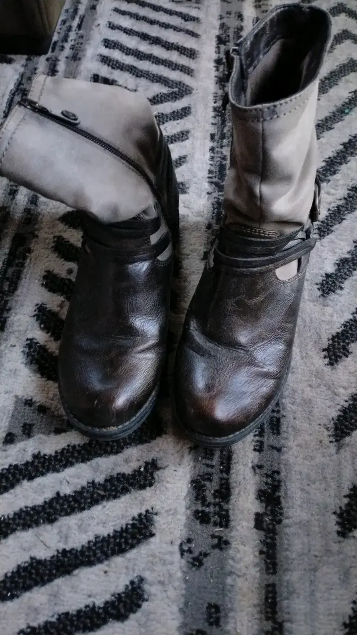 Botas de cuero marrón con hebilla