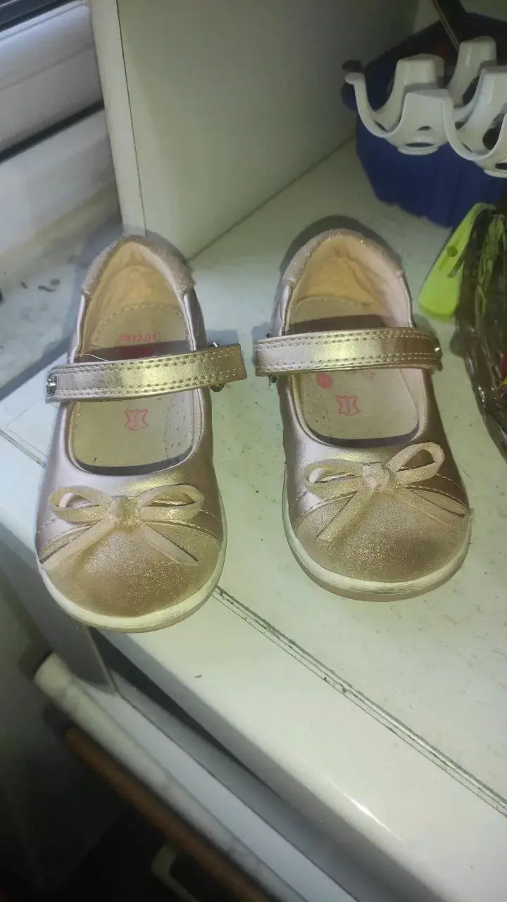 Zapatos de niña dorados con lazo - 1