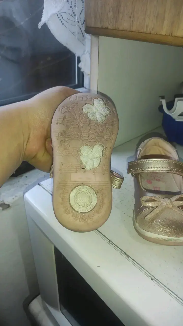 Zapatos de niña dorados con lazo - 2