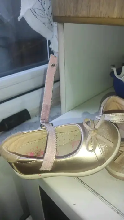 Zapatos de niña dorados con lazo - miniatura 3