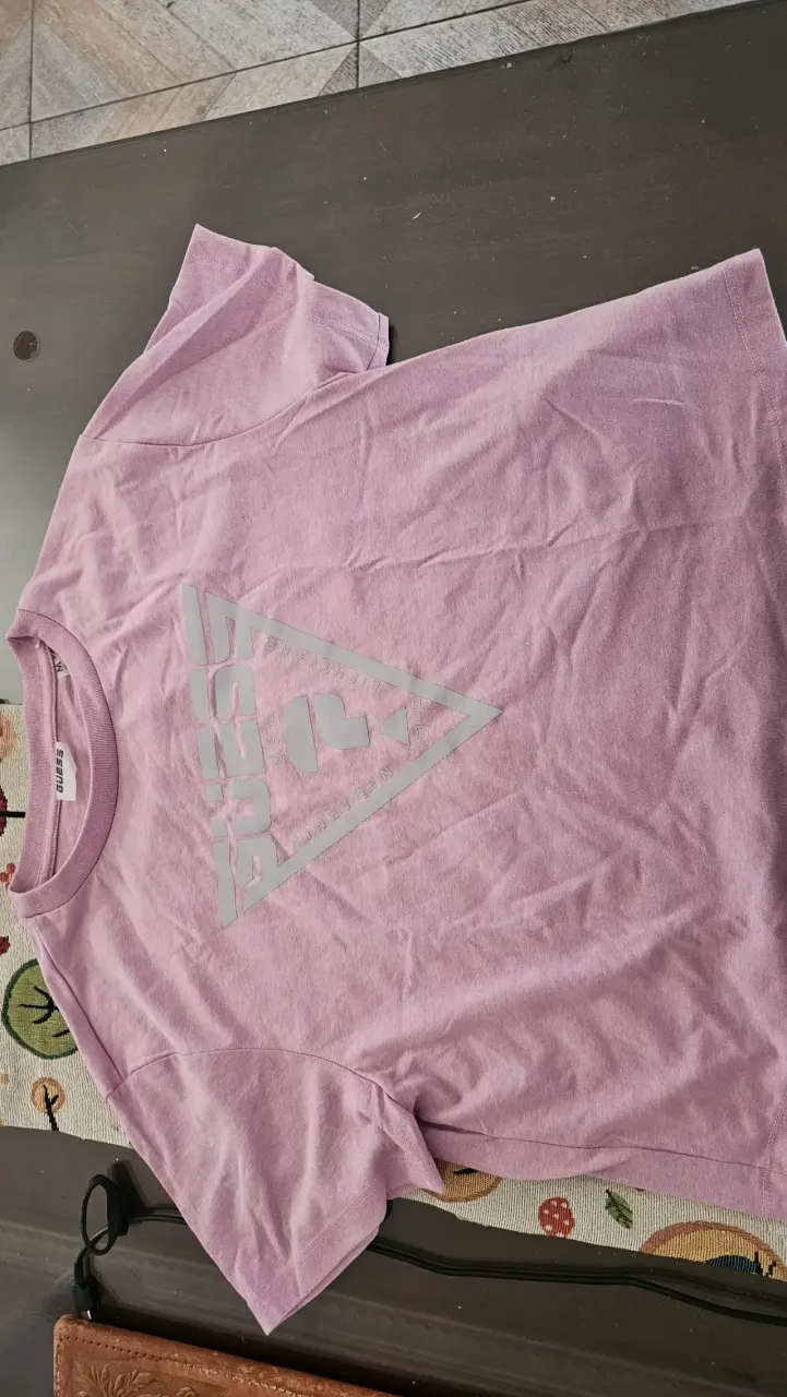 Polera rosada Guess para mujer - 1