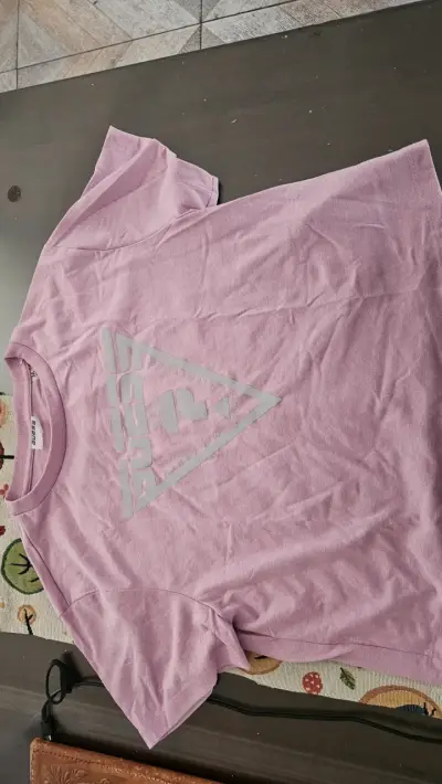 Polera rosada Guess para mujer - miniatura 1