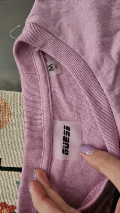 Polera rosada Guess para mujer - miniatura 2