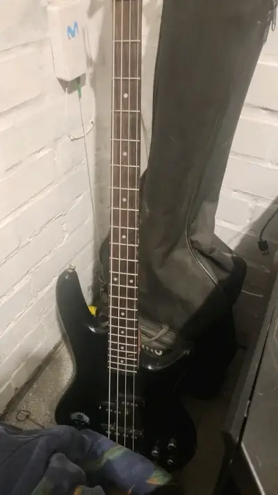 Bajo eléctrico negro con amplificador Hartke - miniatura 1