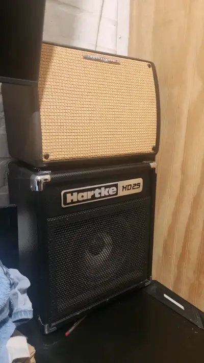 Bajo eléctrico negro con amplificador Hartke - miniatura 2