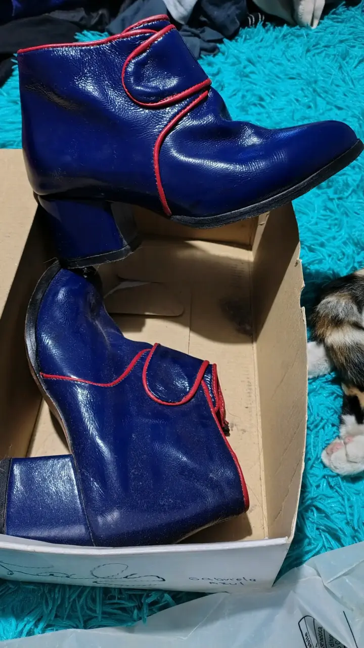 Botines de cuero azul con detalles rojos Zara