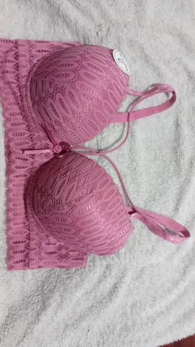 Sostén de encaje rosa con diseño floral - miniatura 1