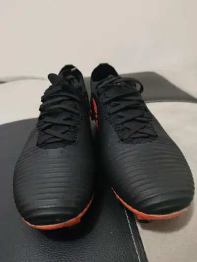 Zapatillas de fútbol negras con detalles naranjas - miniatura 1