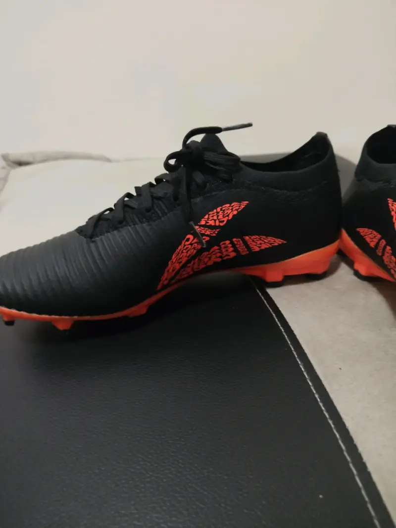 Zapatillas de fútbol negras con detalles naranjas - 2
