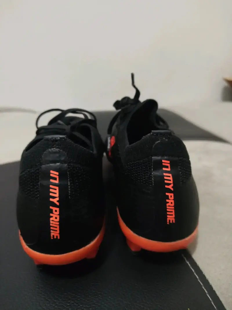 Zapatillas de fútbol negras con detalles naranjas - 3