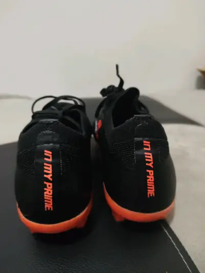 Zapatillas de fútbol negras con detalles naranjas - miniatura 3