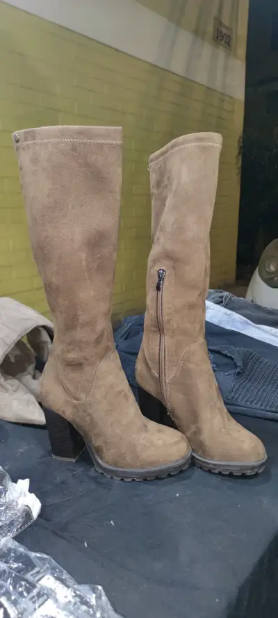 Botas de tacón alto en gamuza beige y negro - miniatura 1