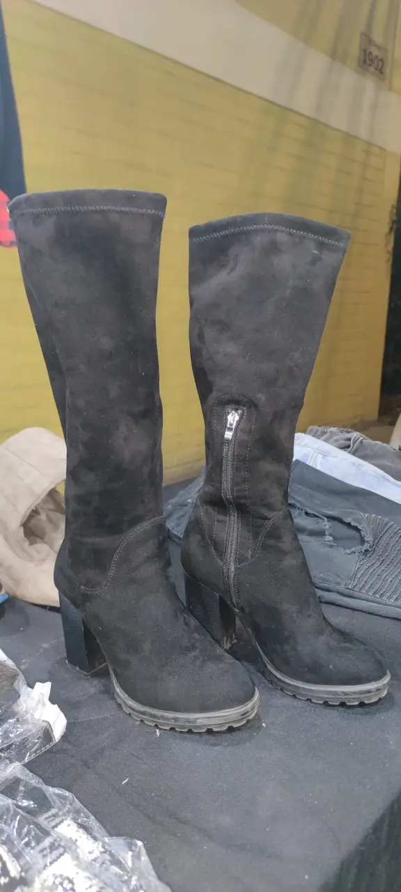 Botas de tacón alto en gamuza beige y negro - 2