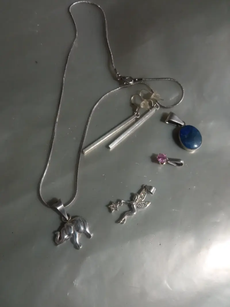 Conjunto de joyería de plata con colgantes variados