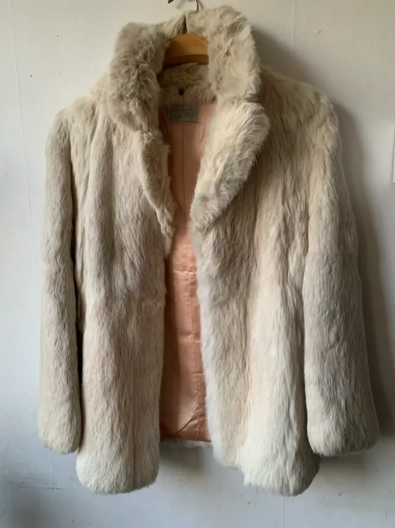 Abrigo de piel de conejo beige elegante