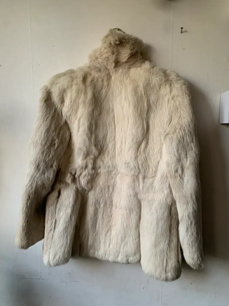 Abrigo de piel de conejo beige elegante - 2