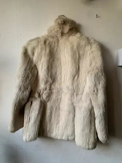 Abrigo de piel de conejo beige elegante - miniatura 2