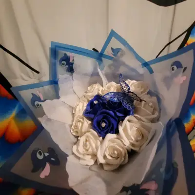 Ramo de flores eternas azul y blanco - miniatura 1