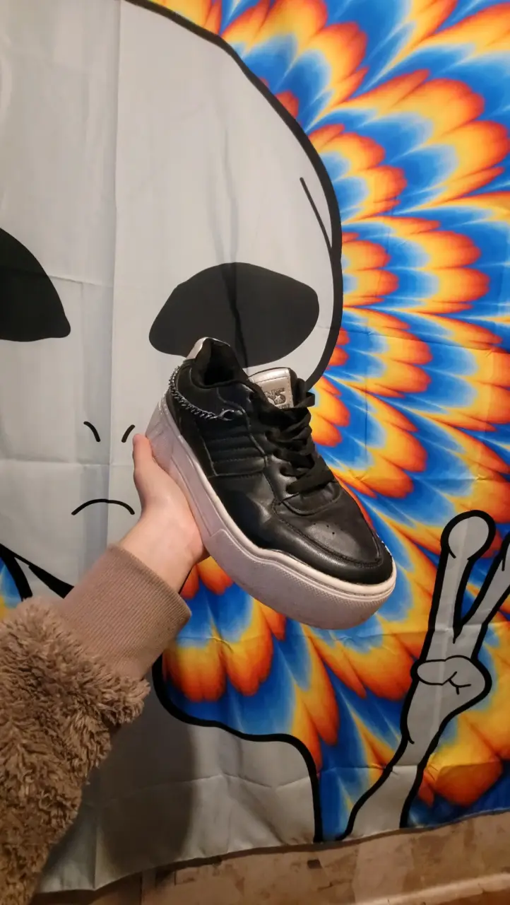 Zapatillas negras con cadena decorativa - 1