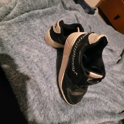 Zapatillas negras con cadena decorativa - miniatura 2