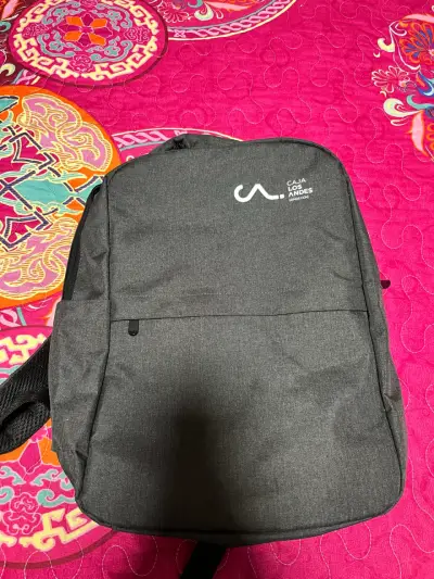 Mochila gris Caja Los Andes con diseño moderno - miniatura 1