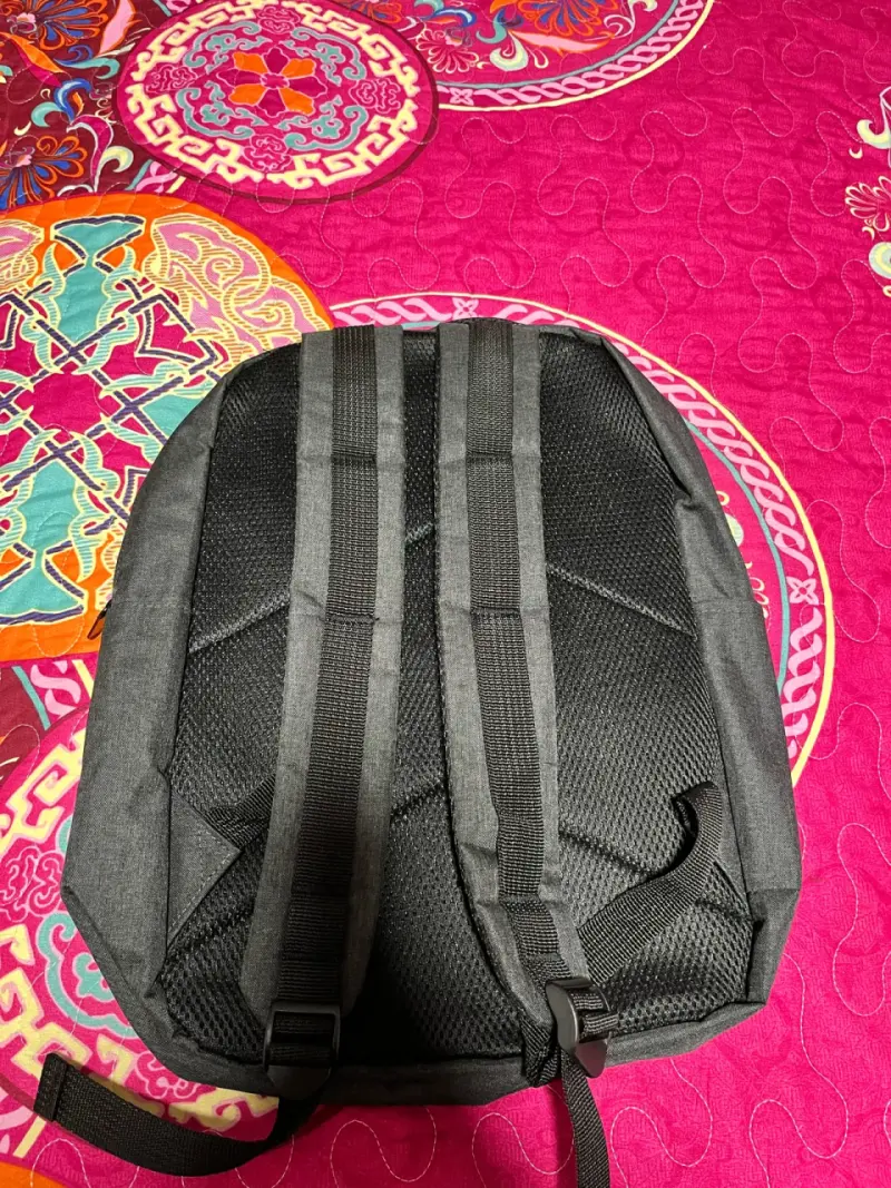Mochila gris Caja Los Andes con diseño moderno - 2