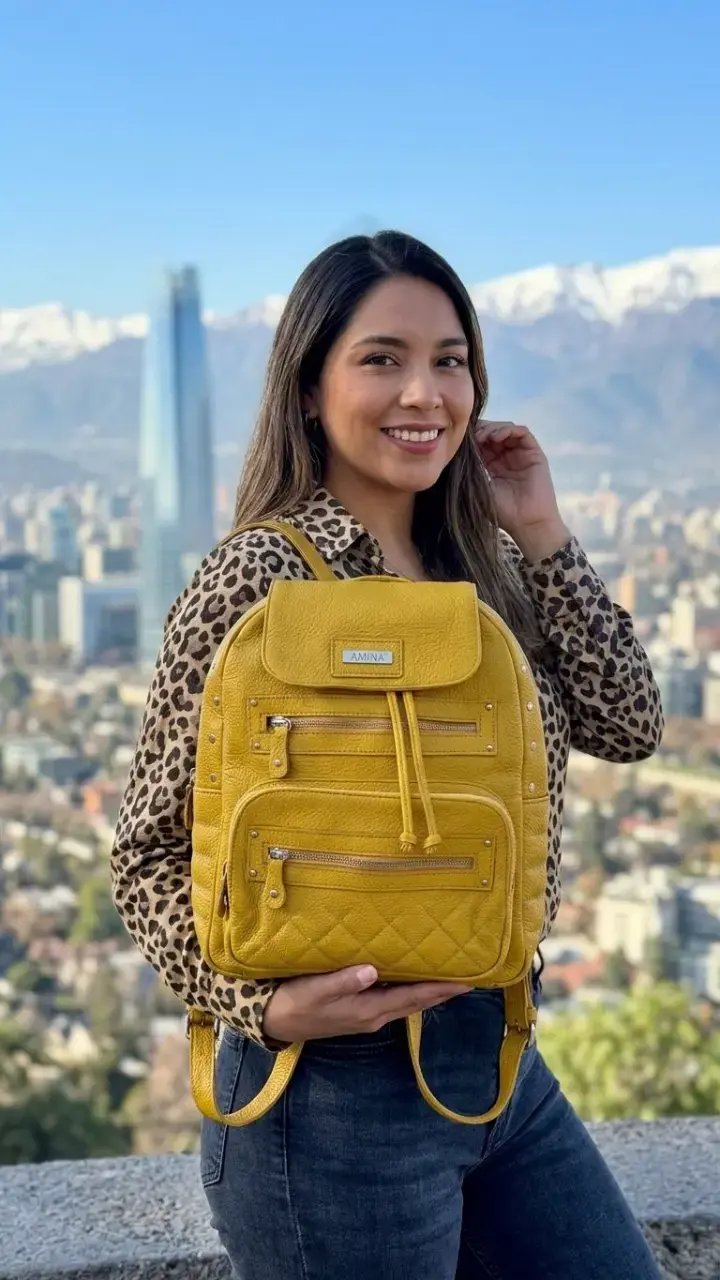 Mochila amarilla de cuero con múltiples bolsillos