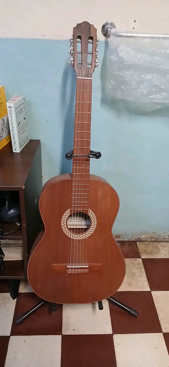 Guitarra clásica de madera en buen estado