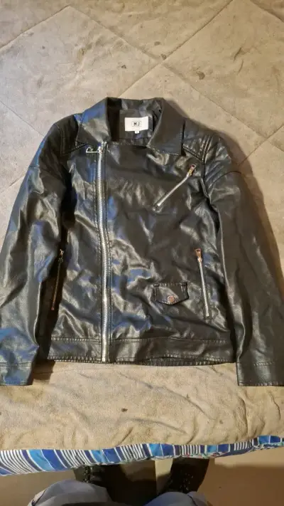Chaqueta de cuero sintético negra con cierre - miniatura 1