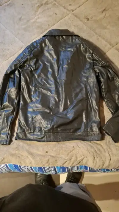 Chaqueta de cuero sintético negra con cierre - miniatura 2