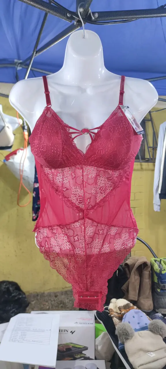 Body de encaje rojo para mujer