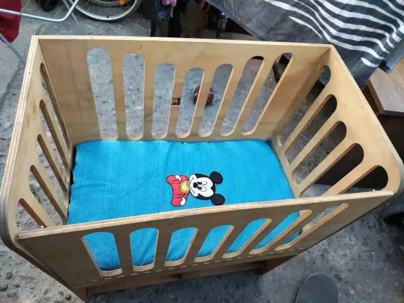 Cuna de madera para bebé con colchón azul