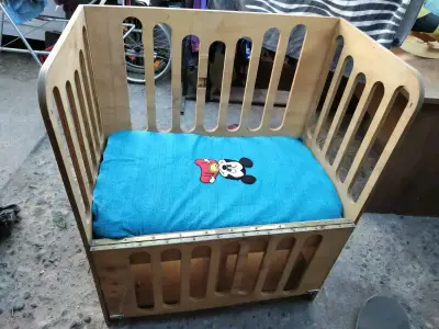 Cuna de madera para bebé con colchón azul - miniatura 2