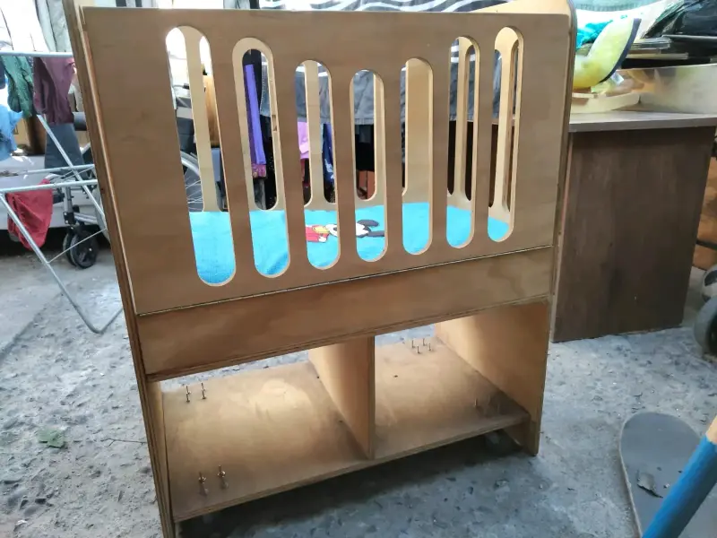 Cuna de madera para bebé con colchón azul - 3