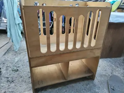 Cuna de madera para bebé con colchón azul - miniatura 4