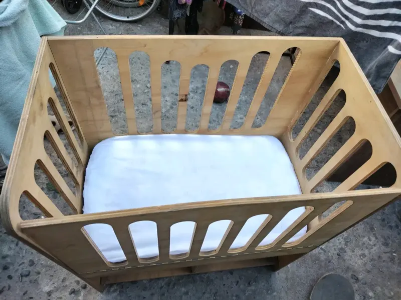 Cuna de madera para bebé con colchón azul - 5