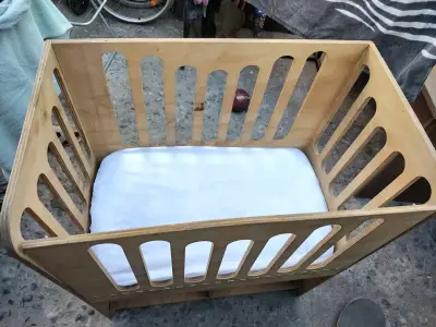 Cuna de madera para bebé con colchón azul - miniatura 5