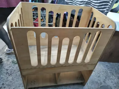 Cuna de madera para bebé con colchón azul - miniatura 6