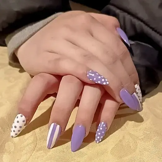 Uñas press on en tonos lilas