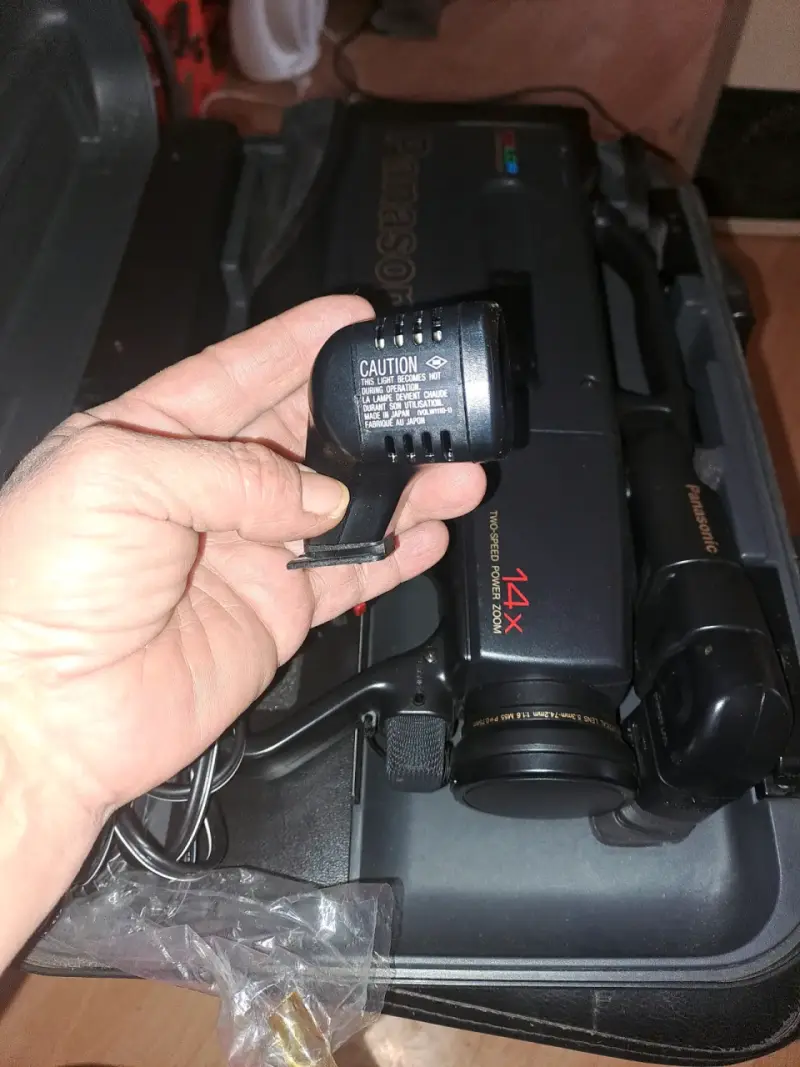Cámara de video Panasonic con zoom 14x y accesorios