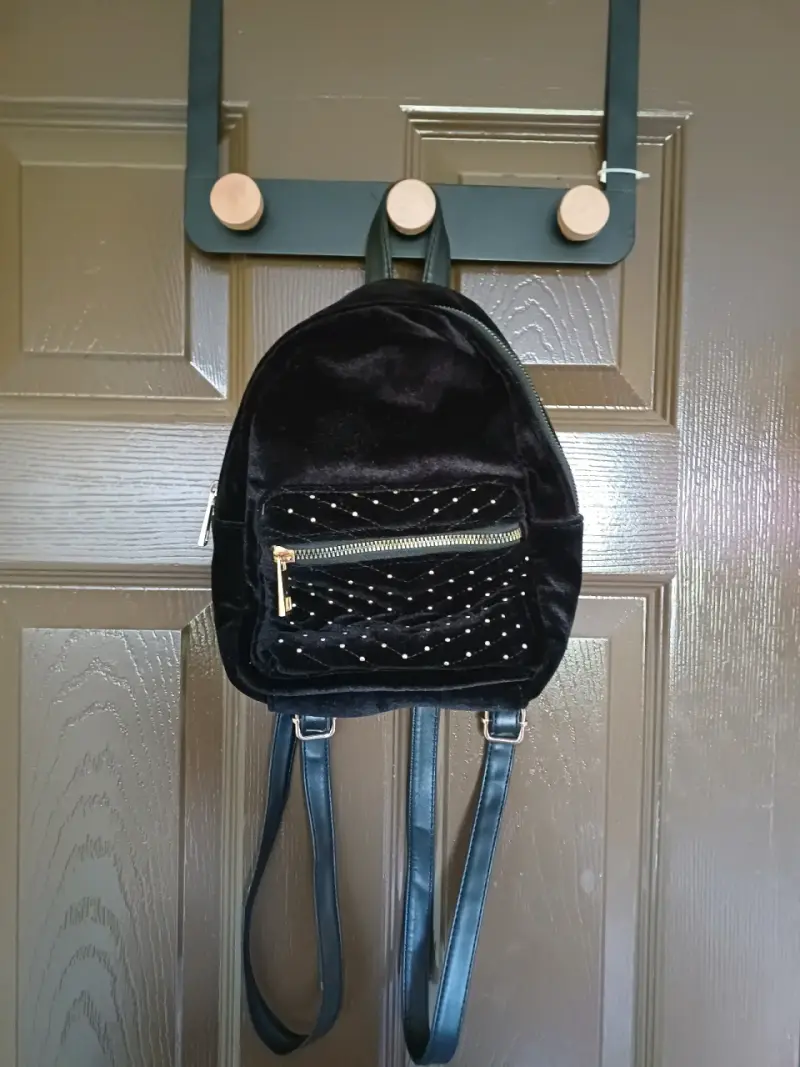 Mochila pequeña de terciopelo