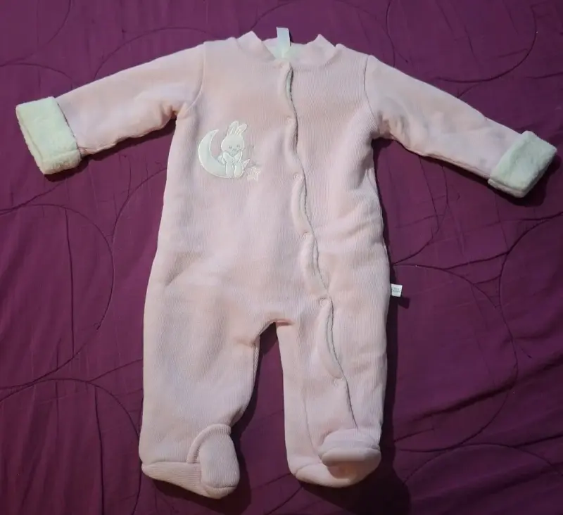 Enterito de bebé rosado con diseño de conejo