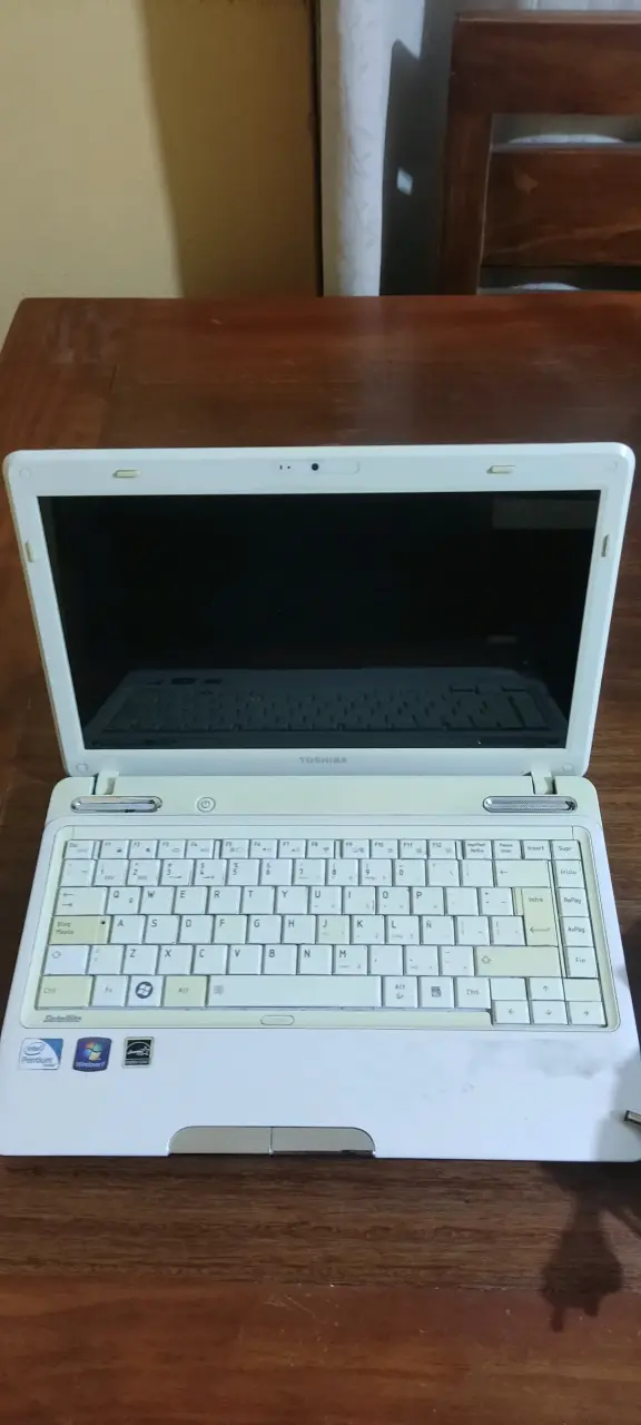 Laptop Toshiba Satellite con cargador original