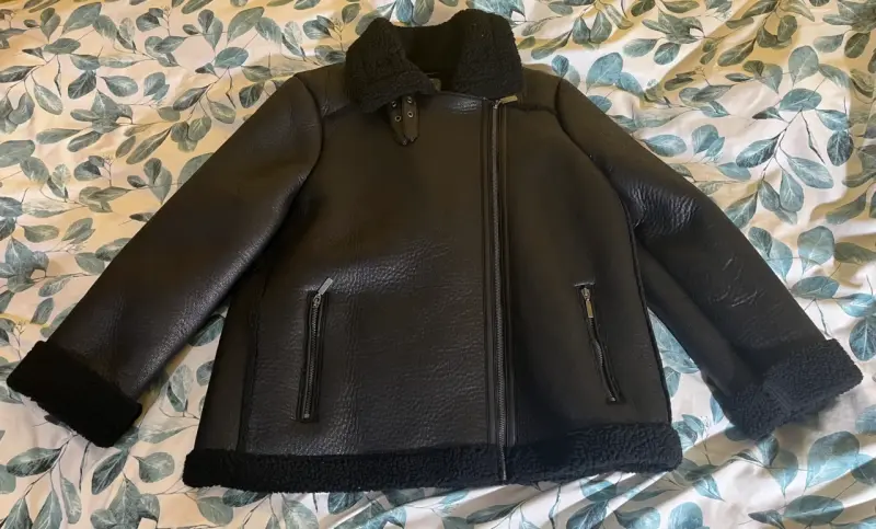 Chaqueta de cuero sintético negra forrada