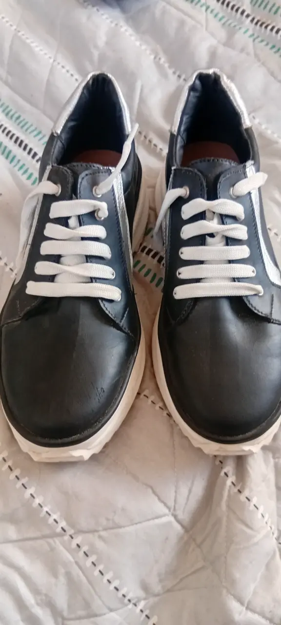 Zapatillas deportivas negras con detalles blancos