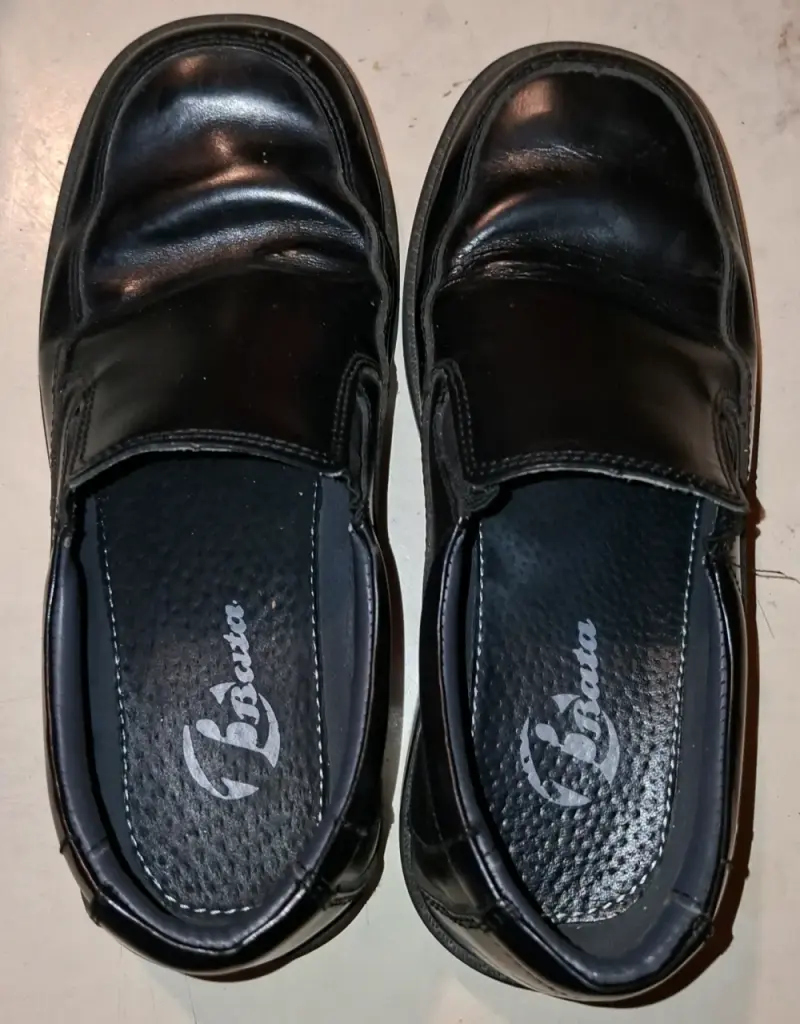 Zapatos de cuero negro para niño marca Bata