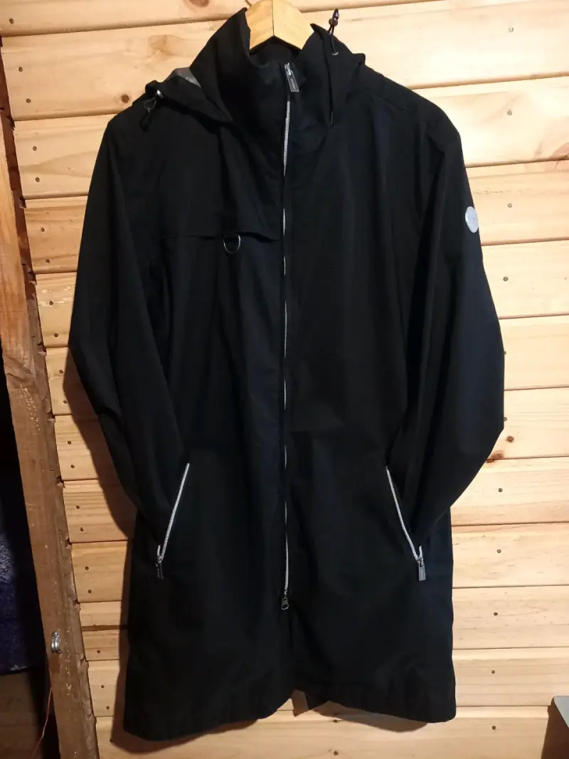 Parka negra impermeable Snoot con capucha