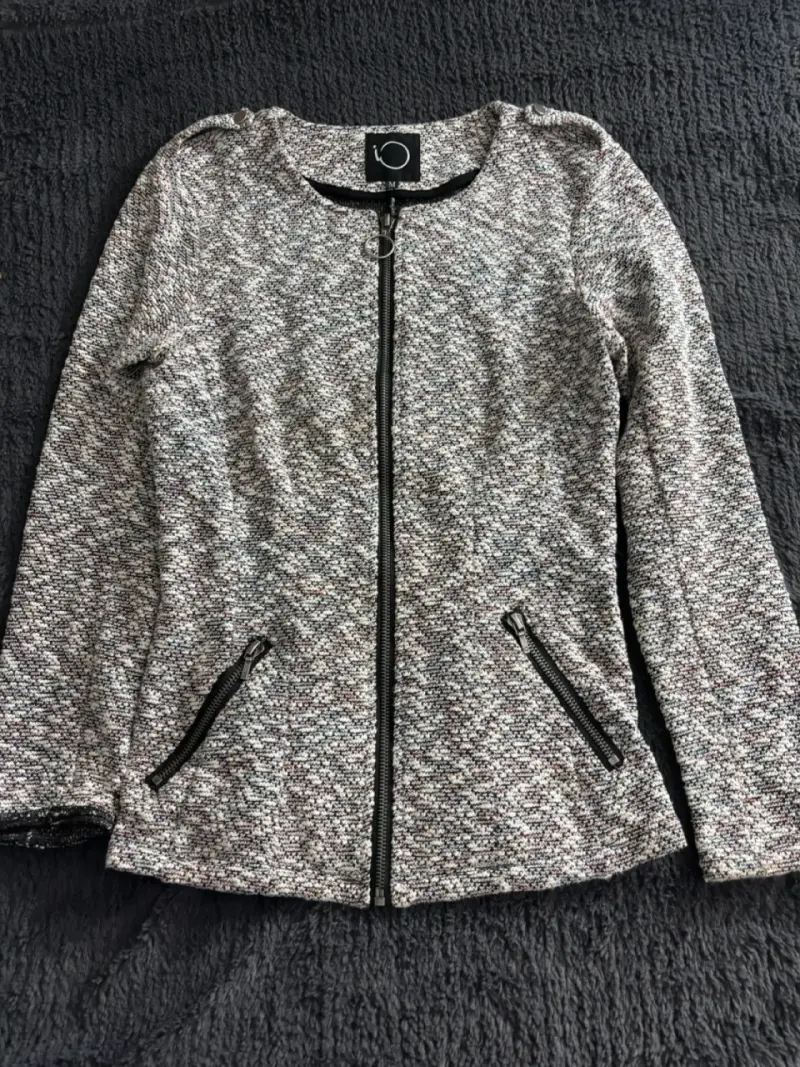 Chaqueta de mujer gris con cierre frontal