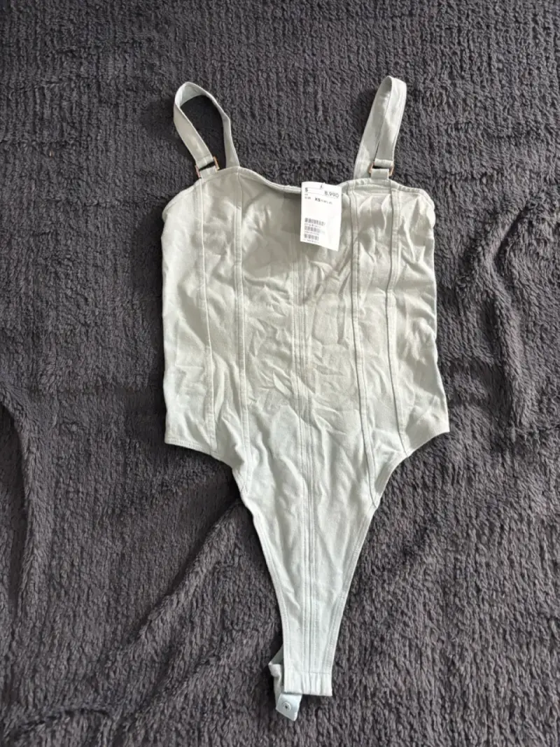 Body gris con tirantes ajustables