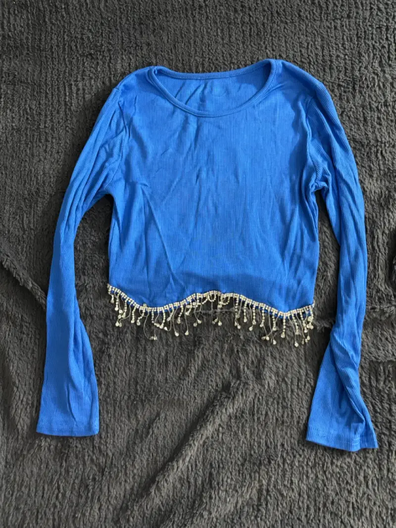 Polera azul con flecos decorativos